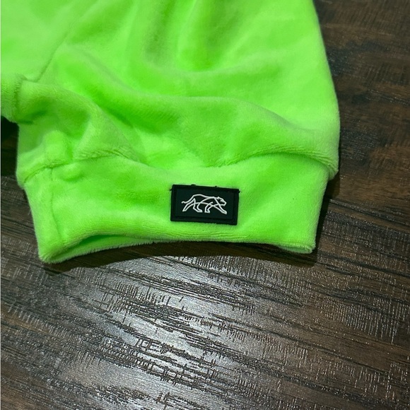 Tiger Friday Women's Neon Green Velour-Like Short Sleeve Hoodie Size Adult Small - Picture 4 of 8